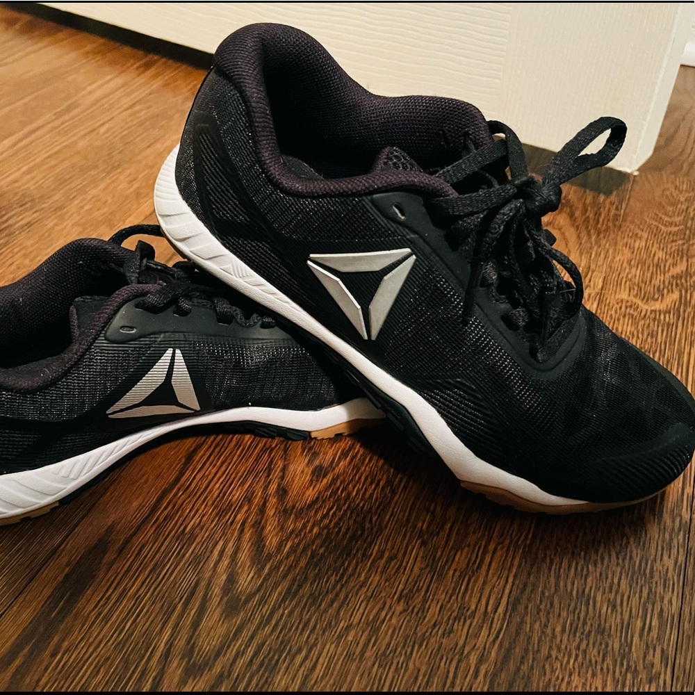 Reebok athletic shoes size 6.5
